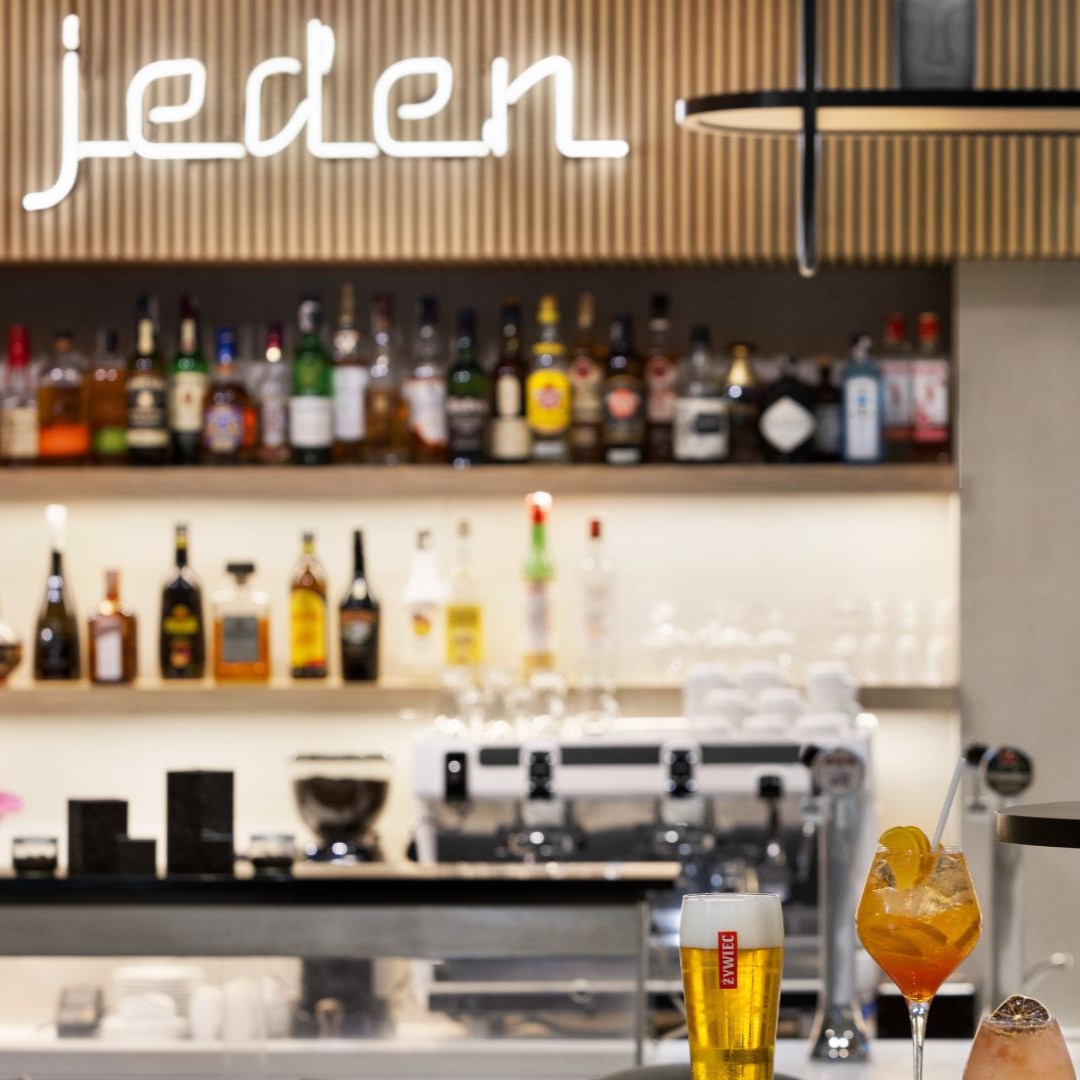 Restaurant & Cafe Bar "Jeden"